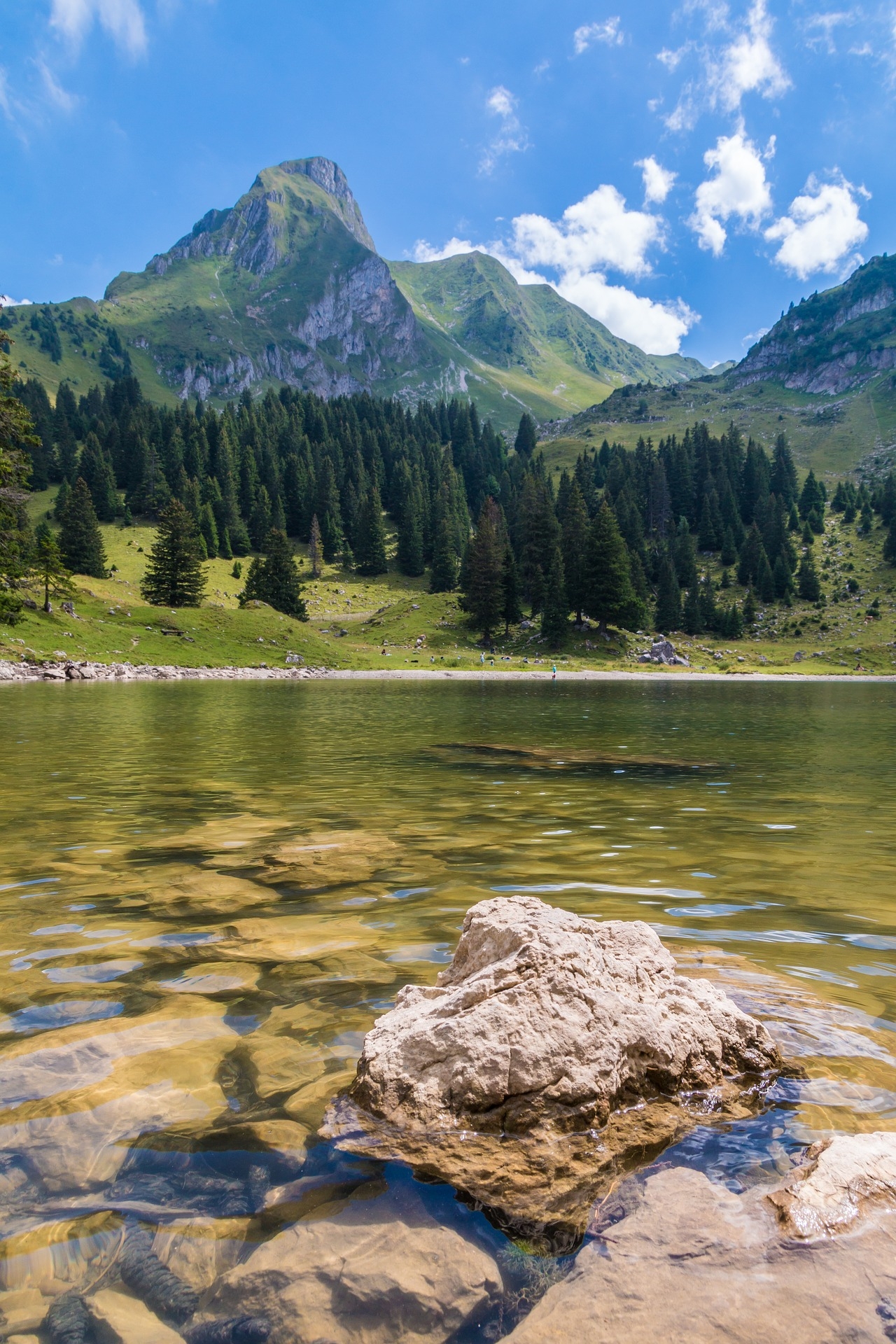 https://pixabay.com/hu/gantrischseeli-bergsee-hegyek-t%C3%B3-2591314/