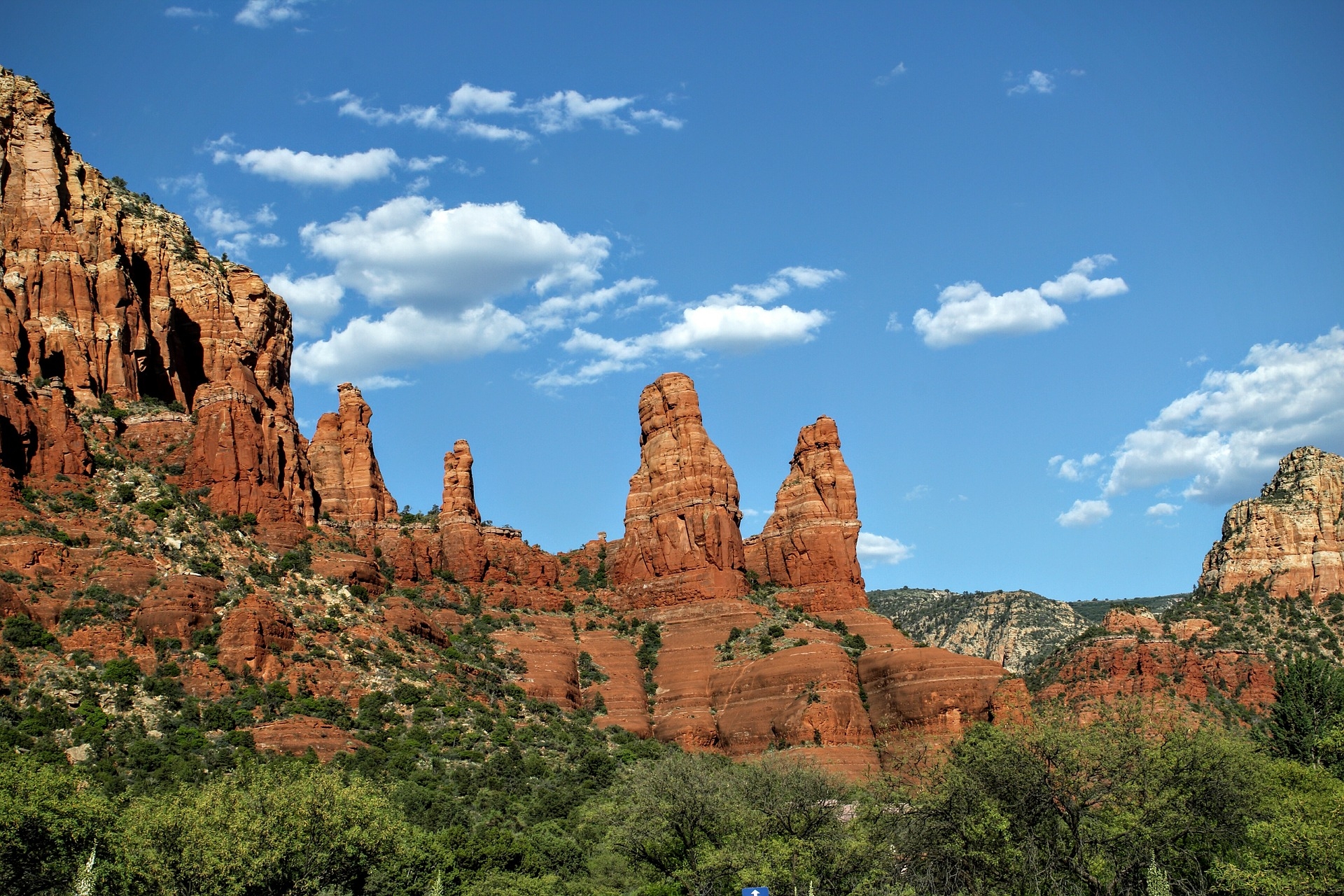 https://pixabay.com/hu/arizona-sedona-fekv%C5%91-v%C3%B6r%C3%B6s-hegyek-2521260/