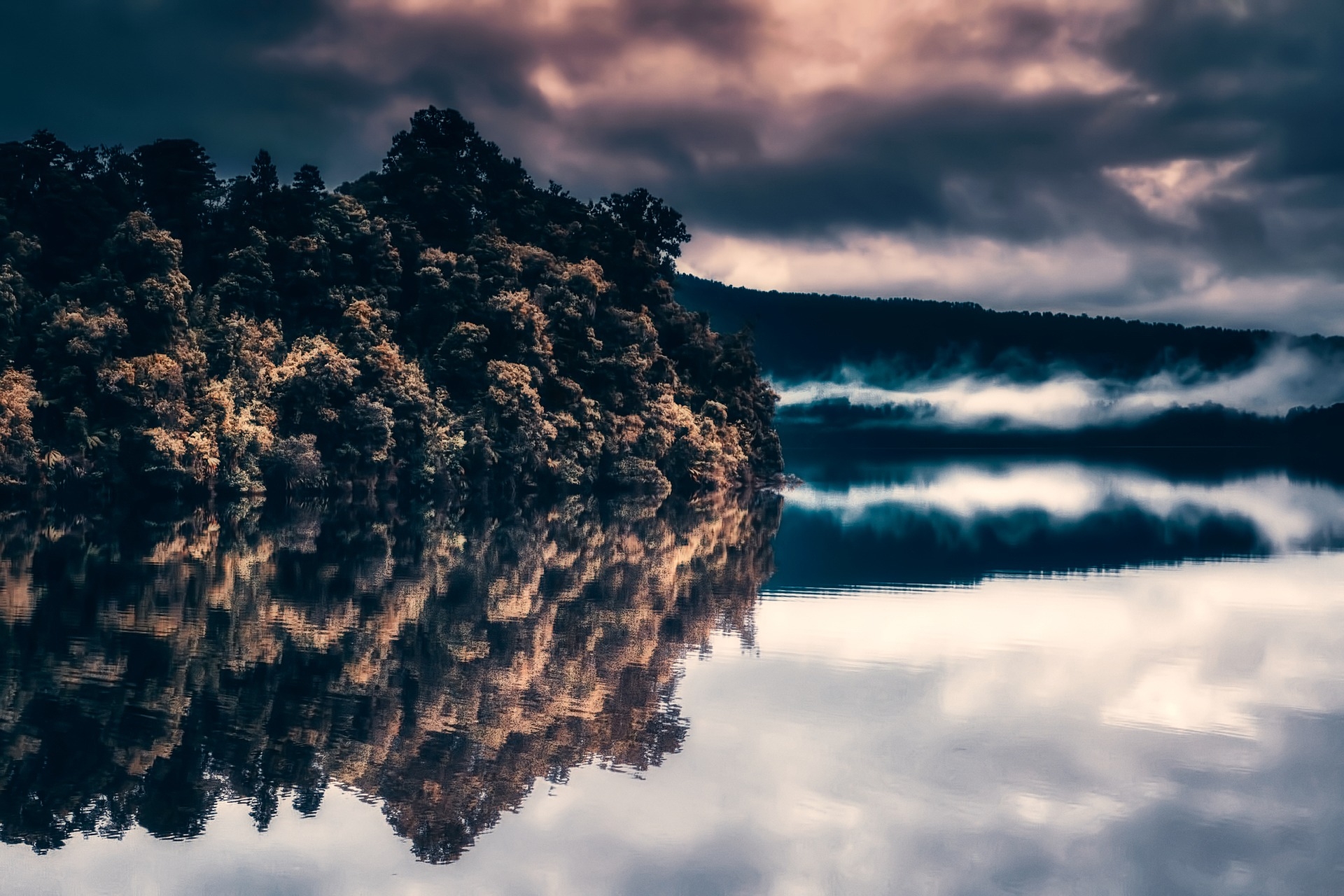 https://pixabay.com/hu/napkelte-reggel-t%C3%B3-reflections-sky-2553430/