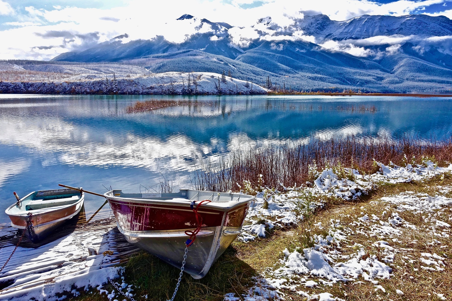 https://pixabay.com/en/lake-wilderness-boats-reflection-2164962/
