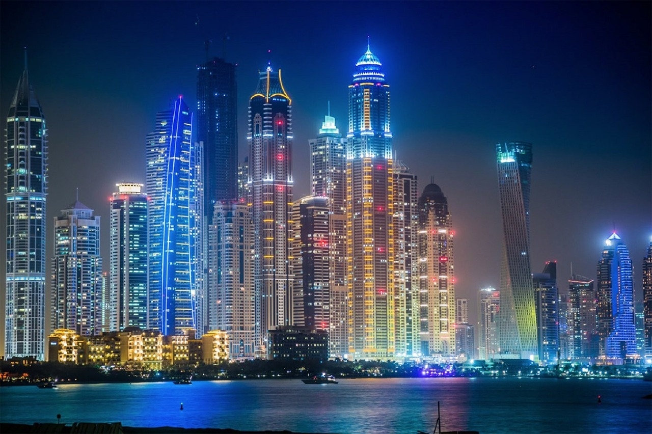 https://pixabay.com/hu/dubai-%C3%A9jszaka-jelz%C5%91f%C3%A9nyek-1518193/