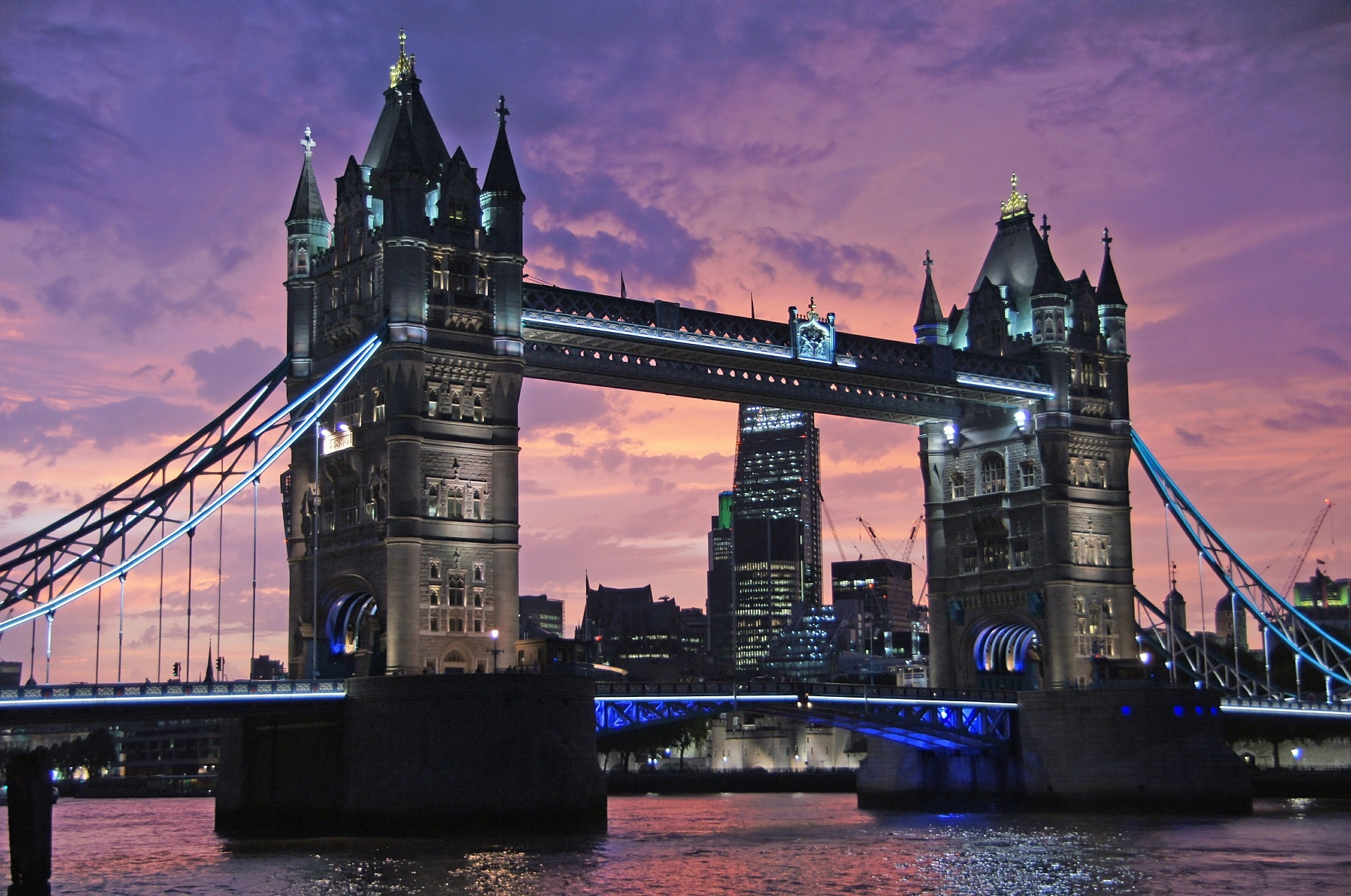 https://pixabay.com/hu/london-tower-bridge-h%C3%ADd-eml%C3%A9km%C5%B1-441853/