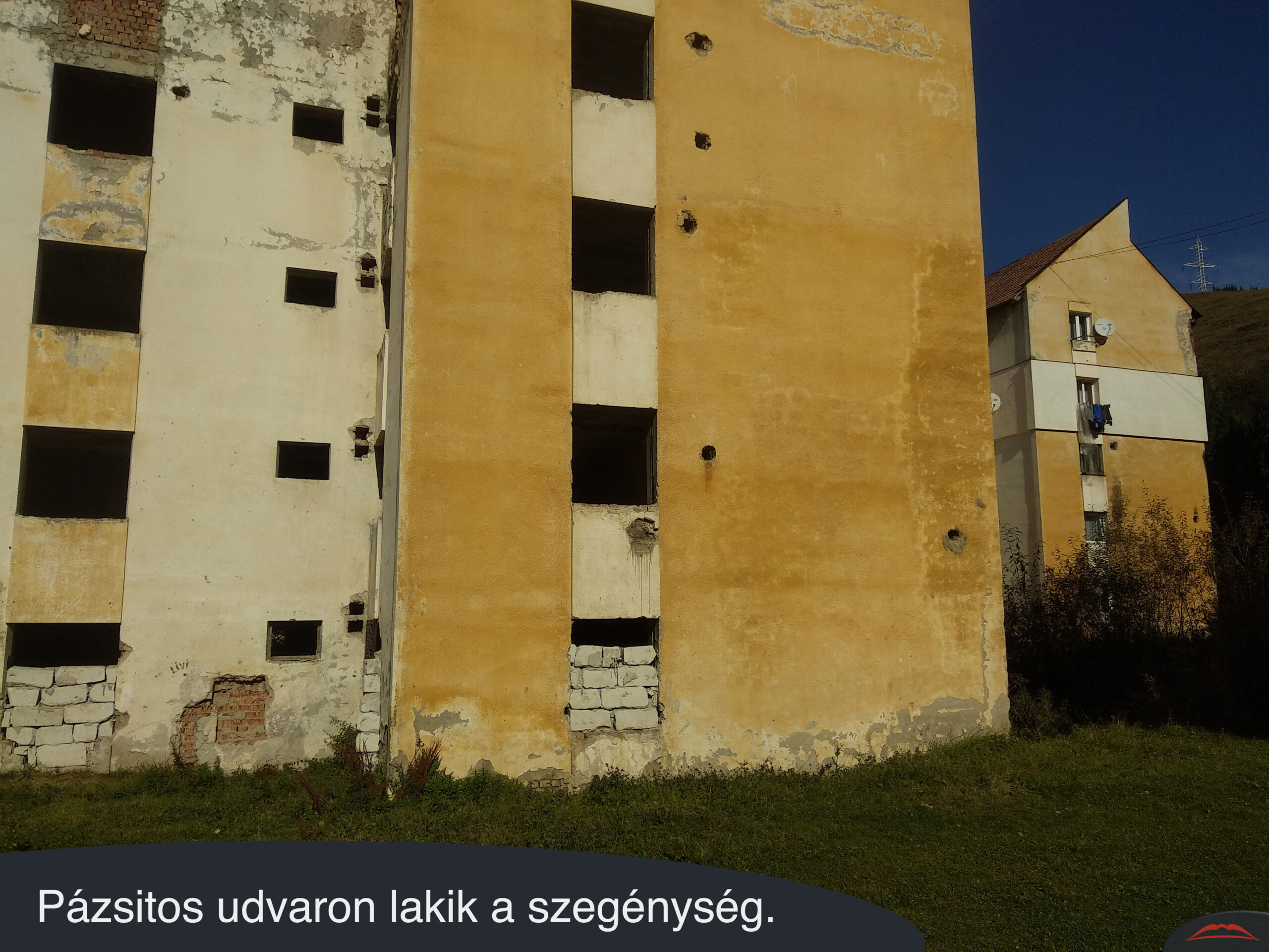 Pázsitos udvaron lakik a szegénység.
