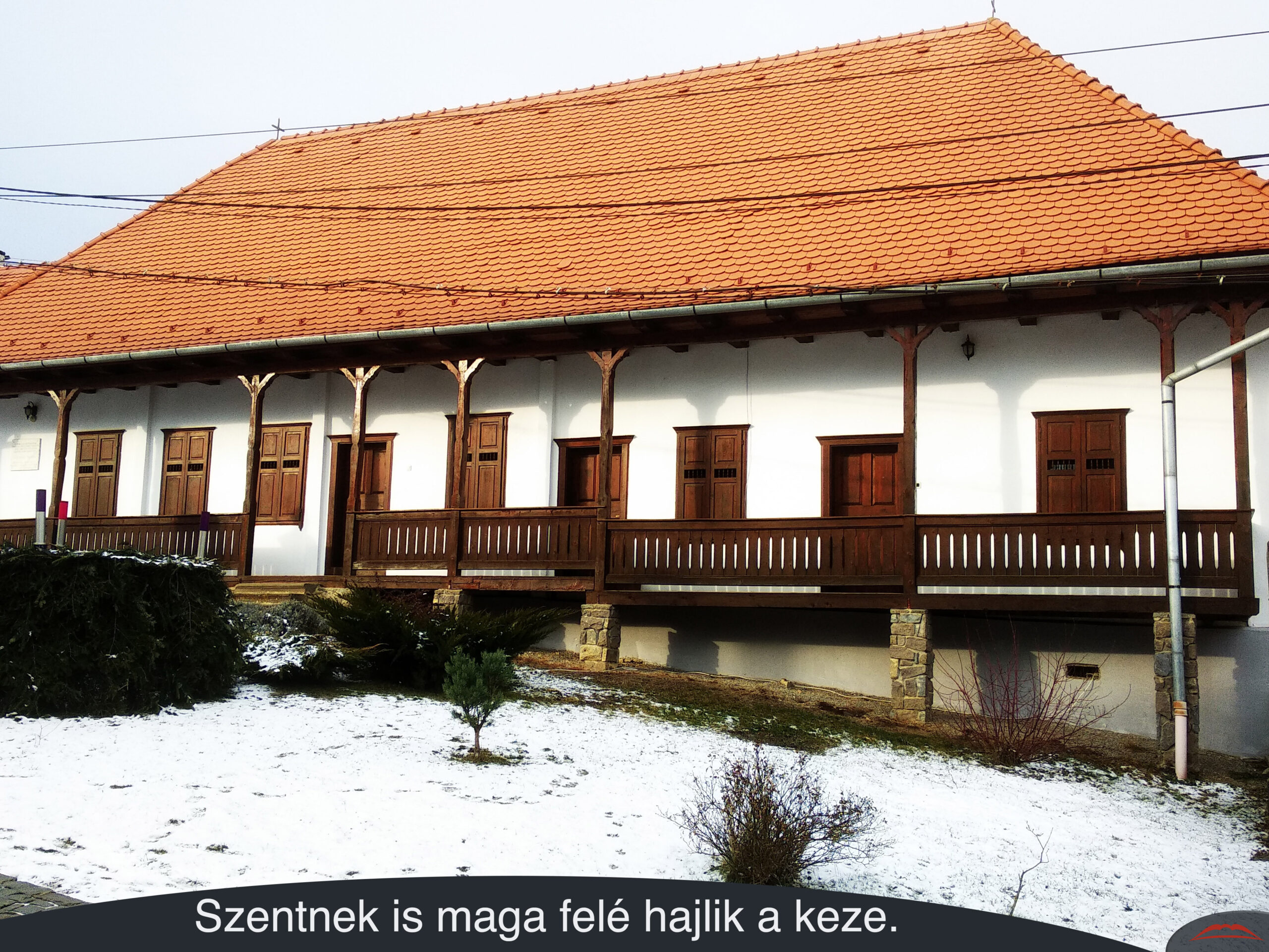 Szentnek is maga felé hajlik a keze.