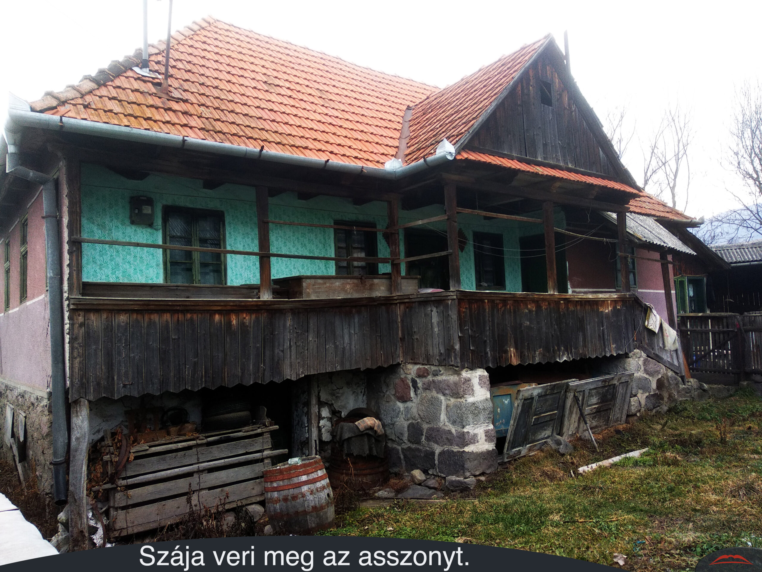 Szája veri meg az asszonyt.