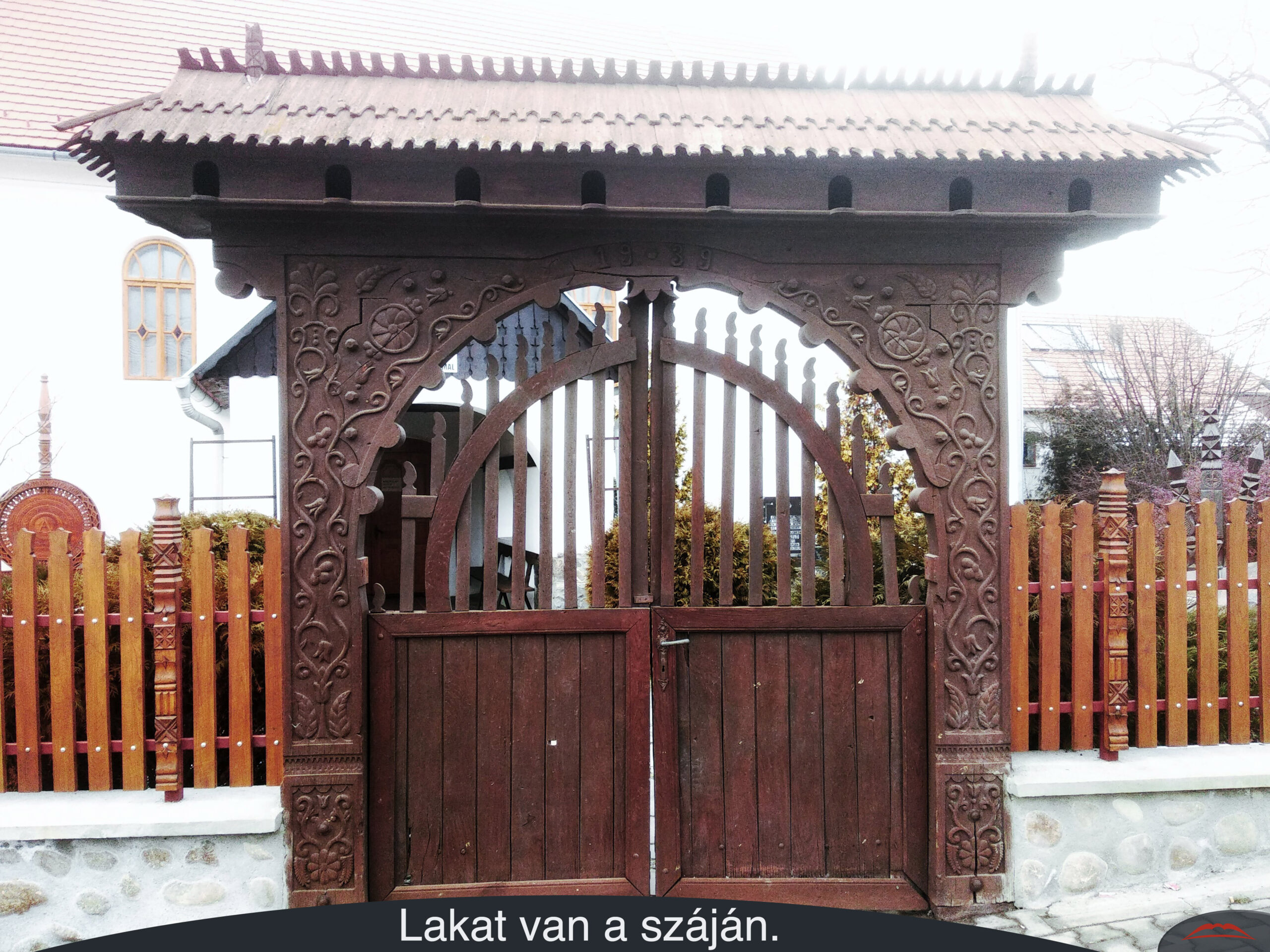 Lakat van a száján.