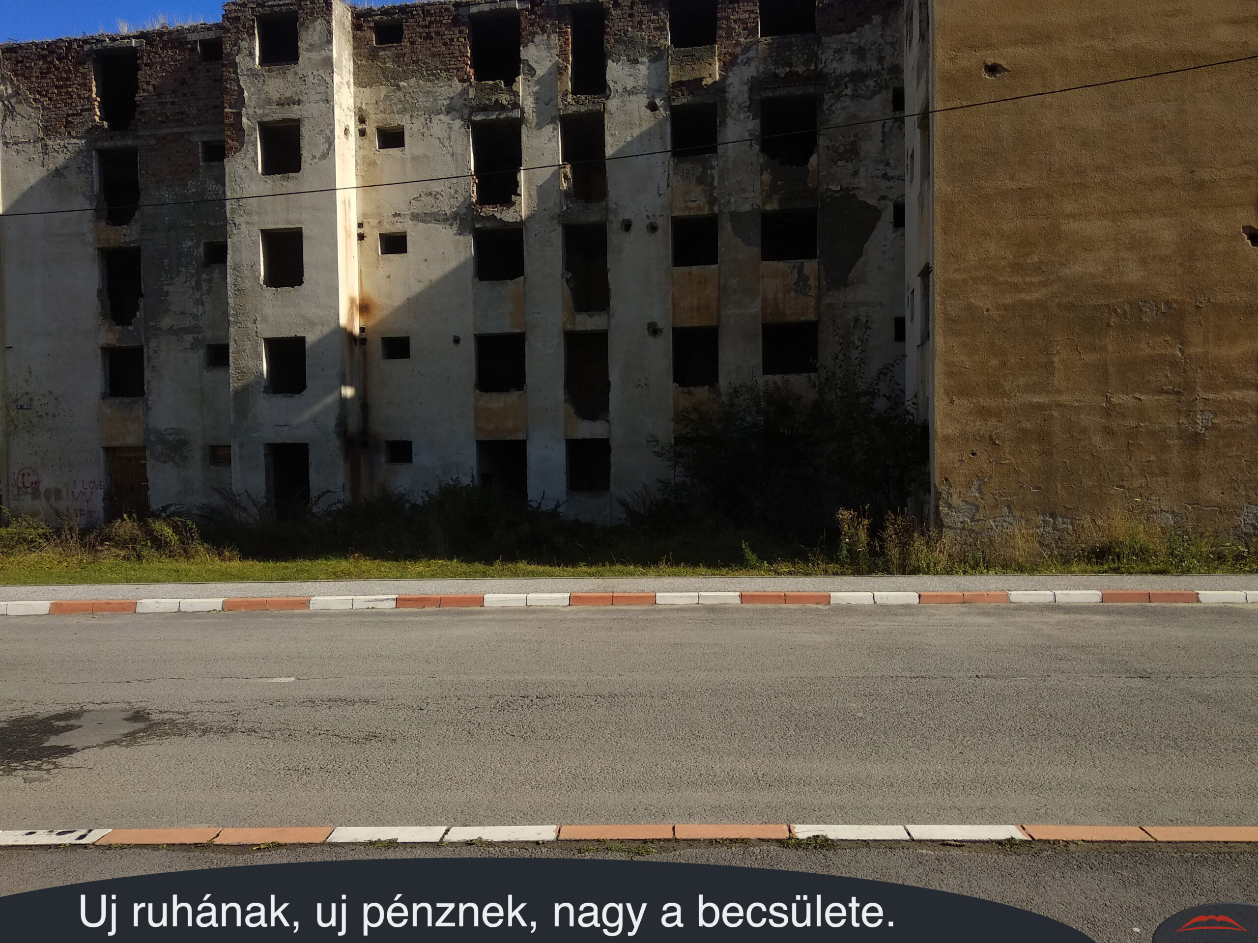 Uj ruhának, uj pénznek, nagy a becsülete.