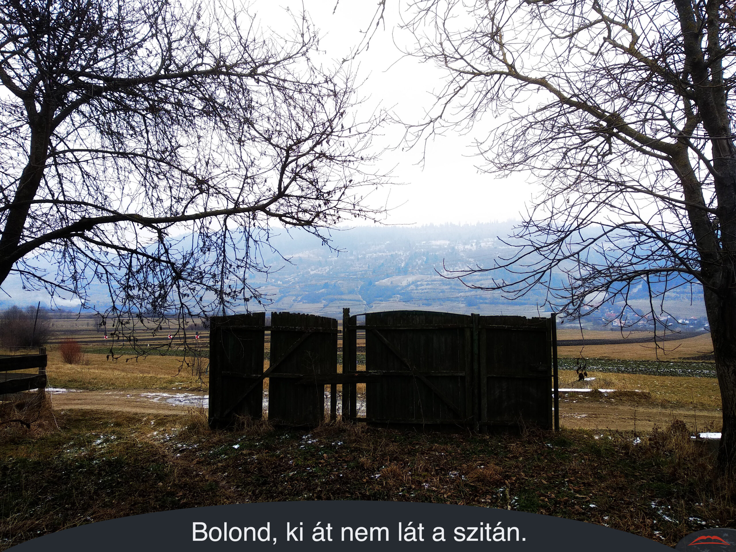 Bolond, ki át nem lát a szitán.