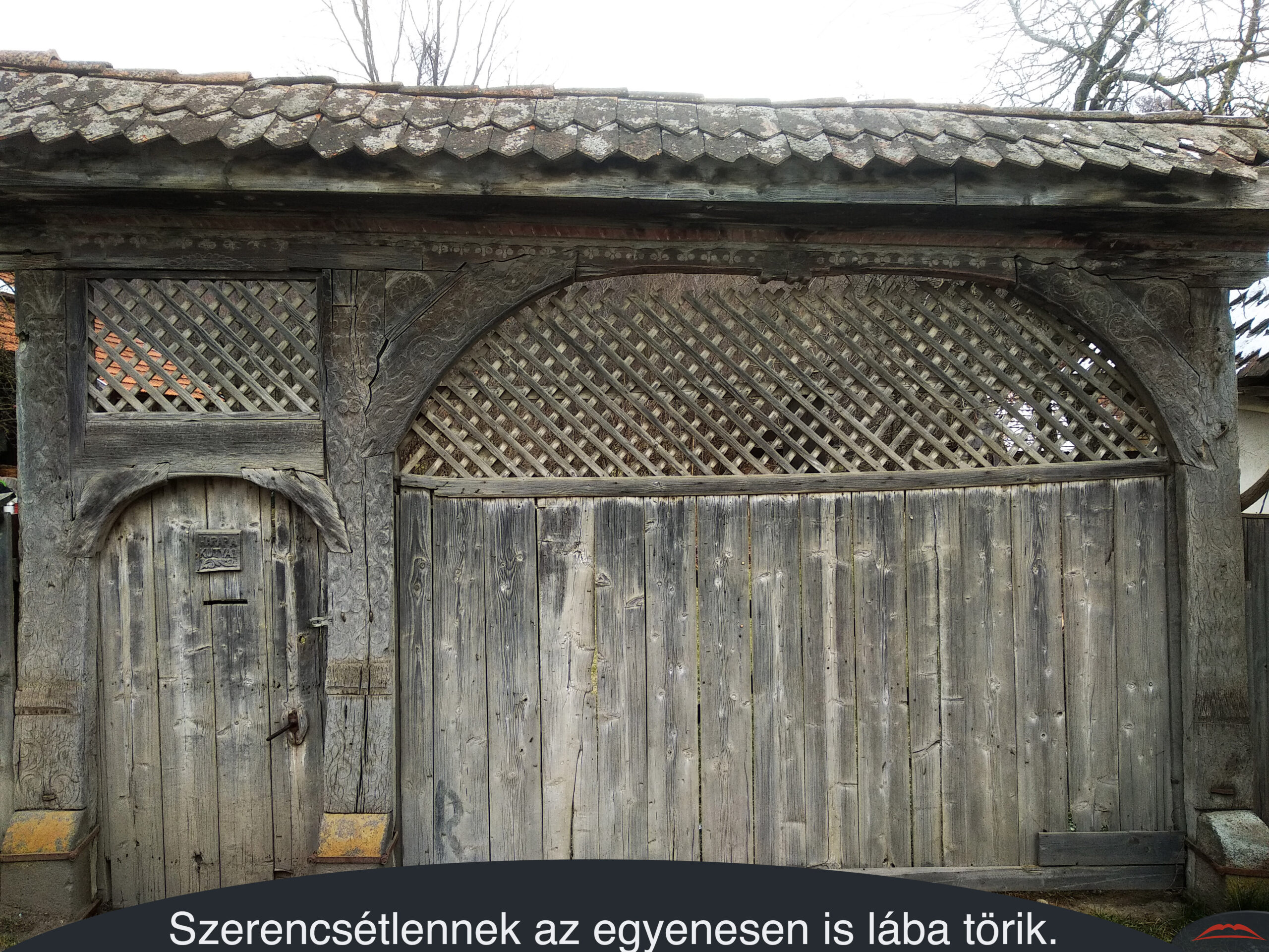 Szerencsétlennek az egyenesen is lába törik.