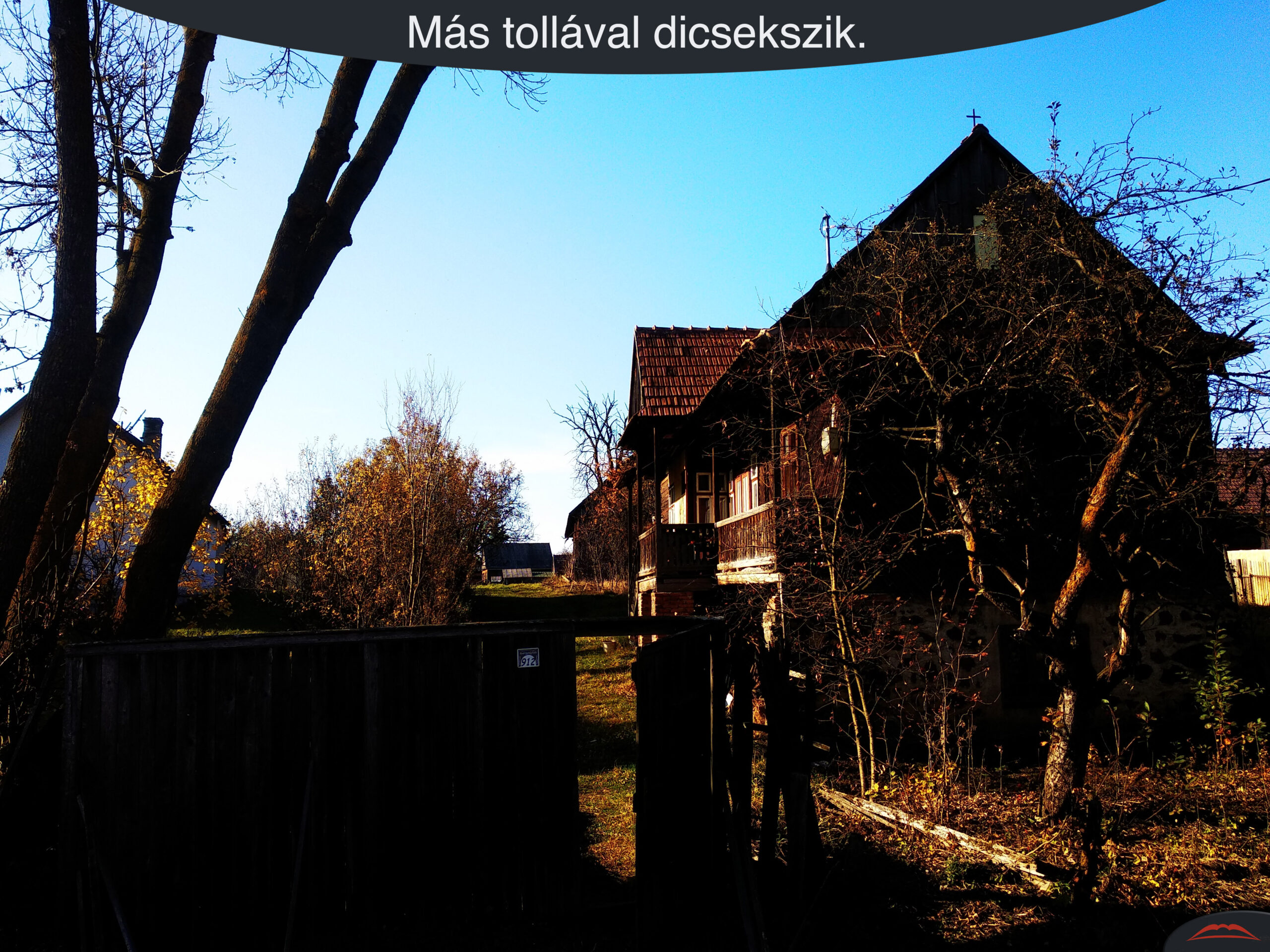 Más tollával dicsekszik.