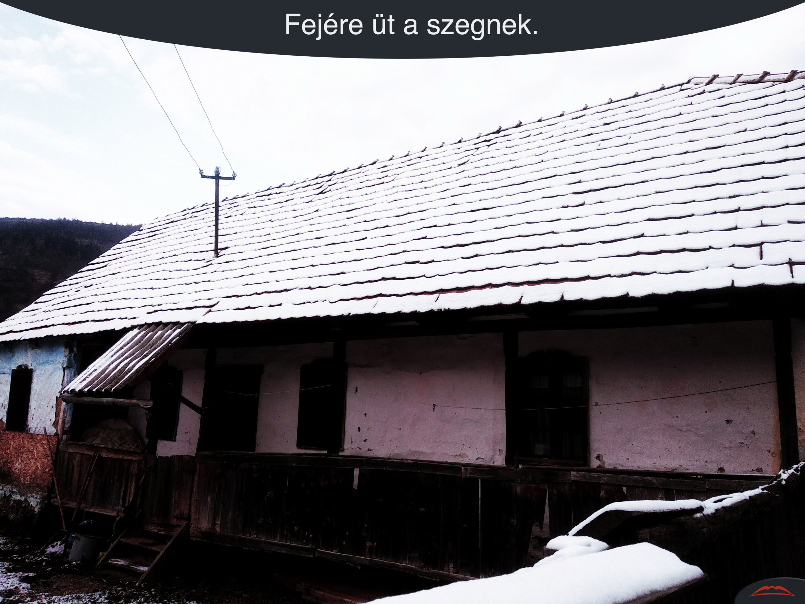 Fejére üt a szegnek.