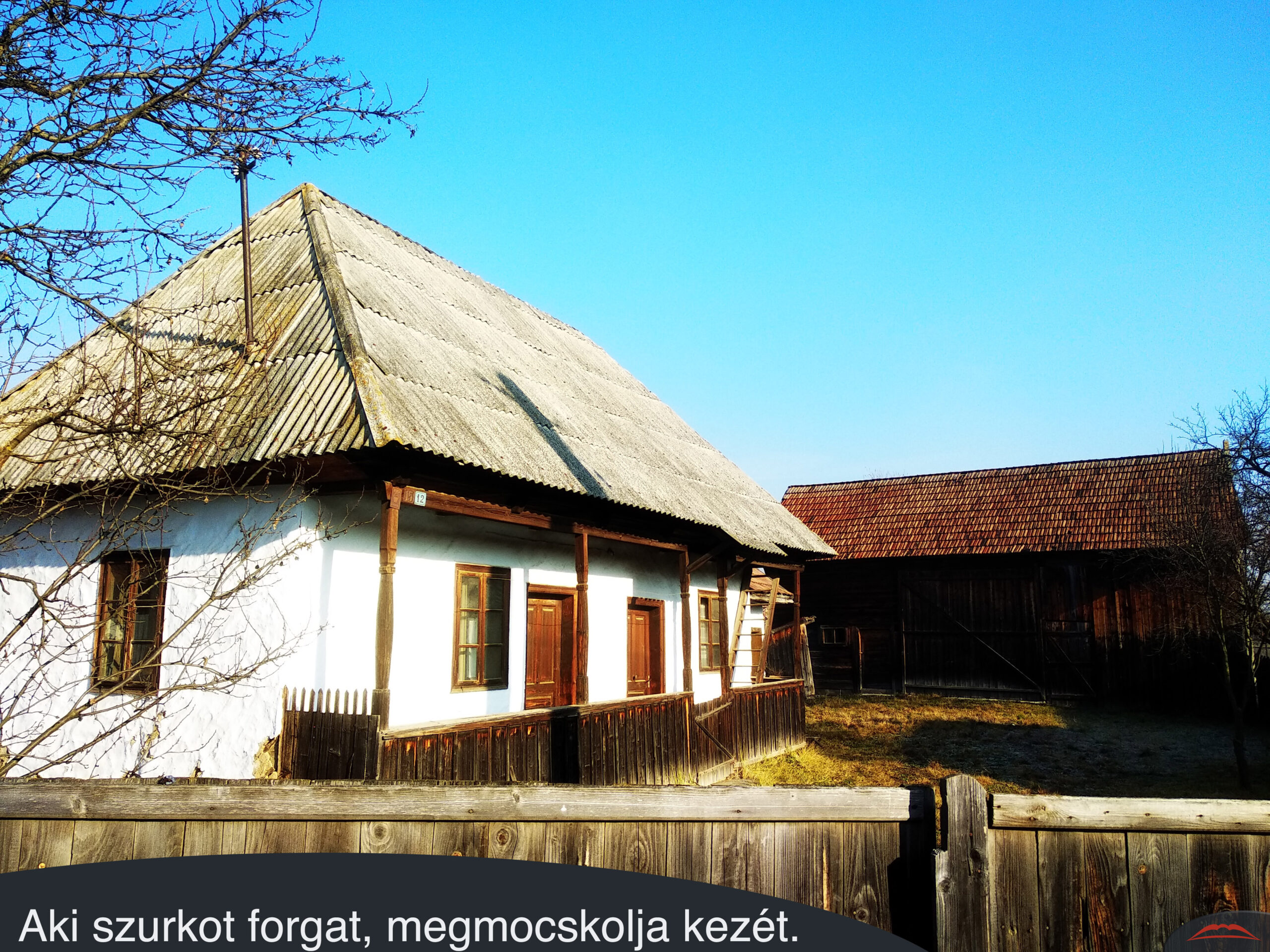 Aki szurkot forgat, megmocskolja kezét.