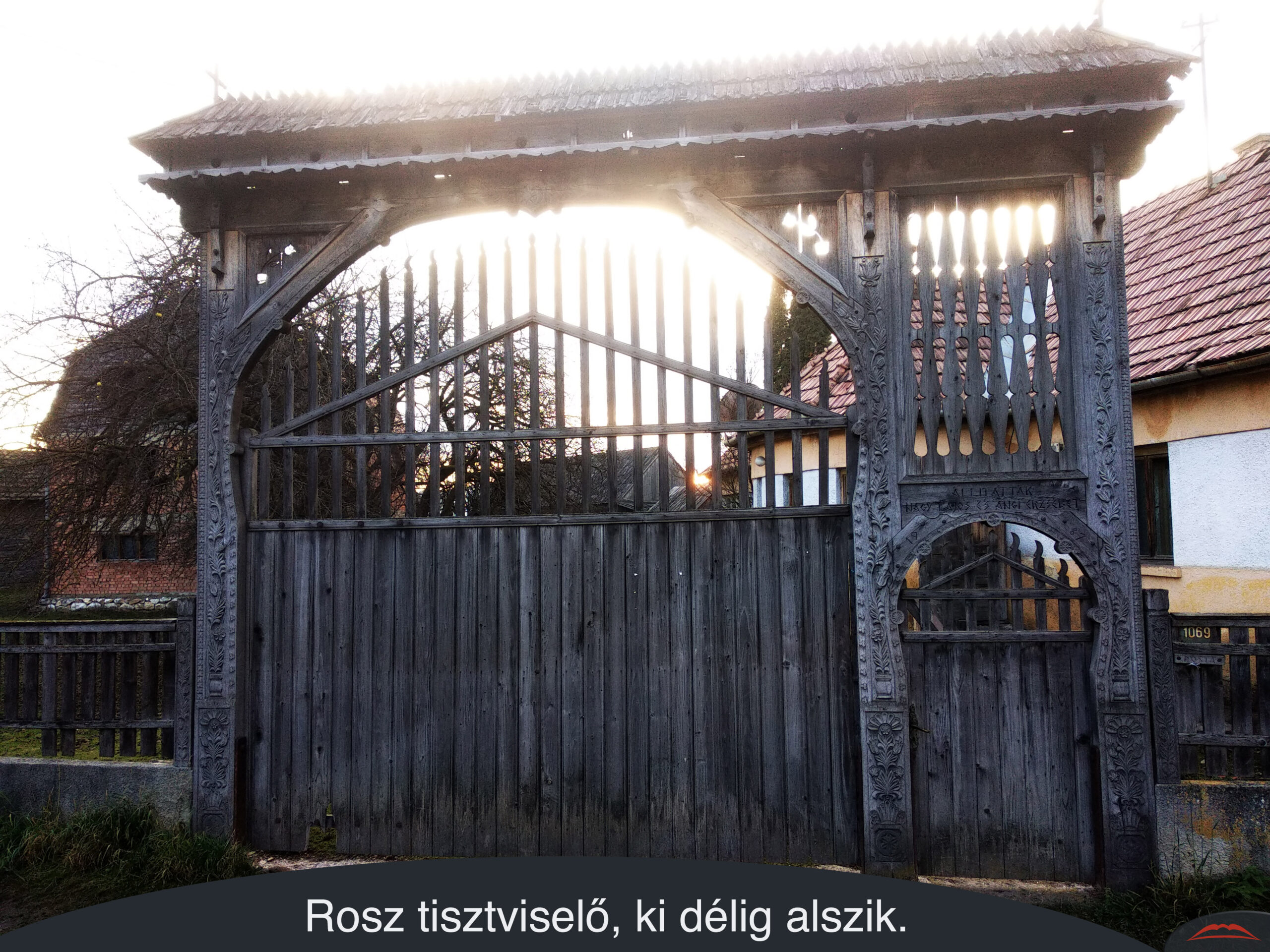 Rosz tisztviselő, ki délig alszik.