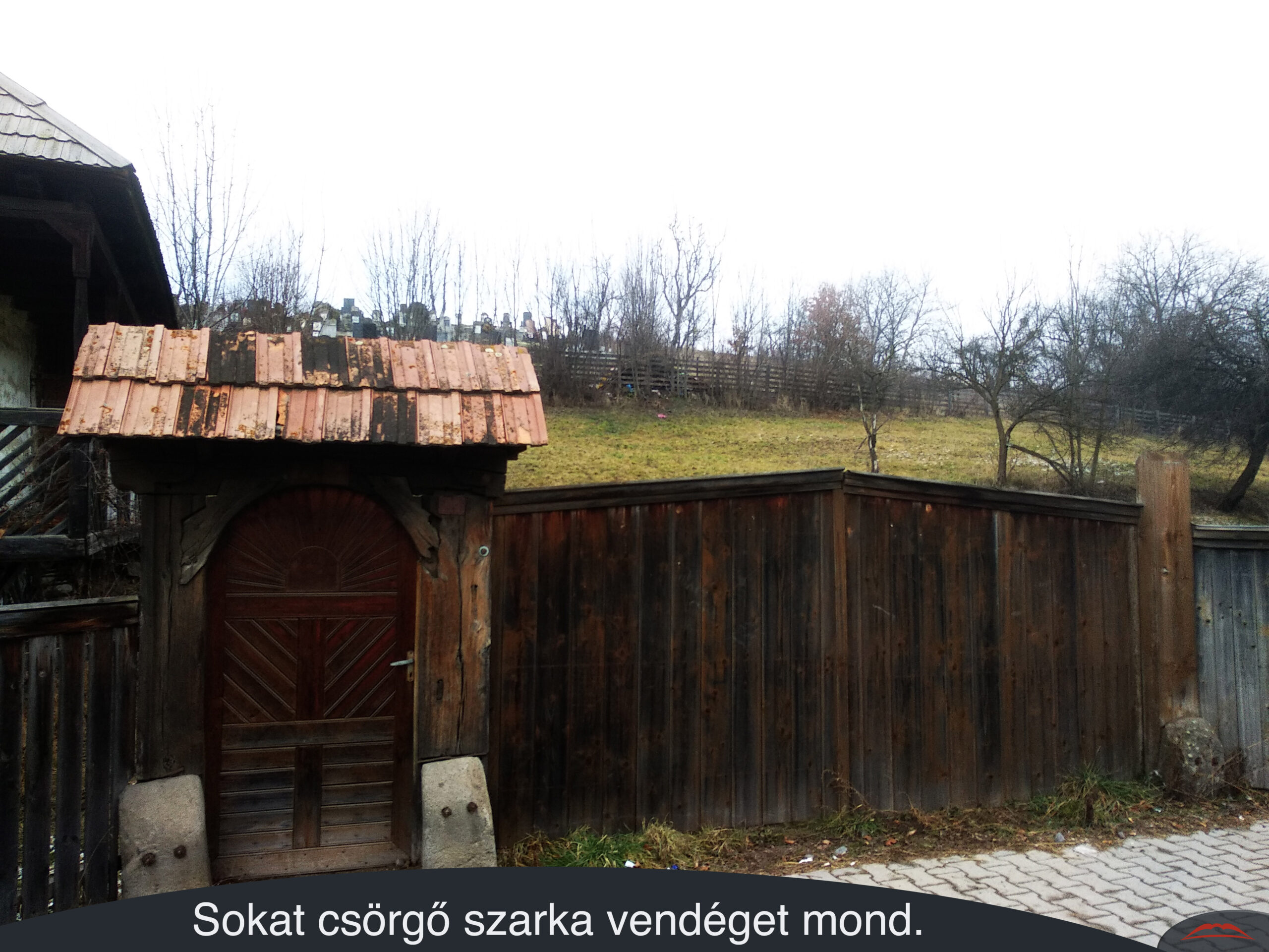 Sokat akar a szarka, de nem birja a farka.