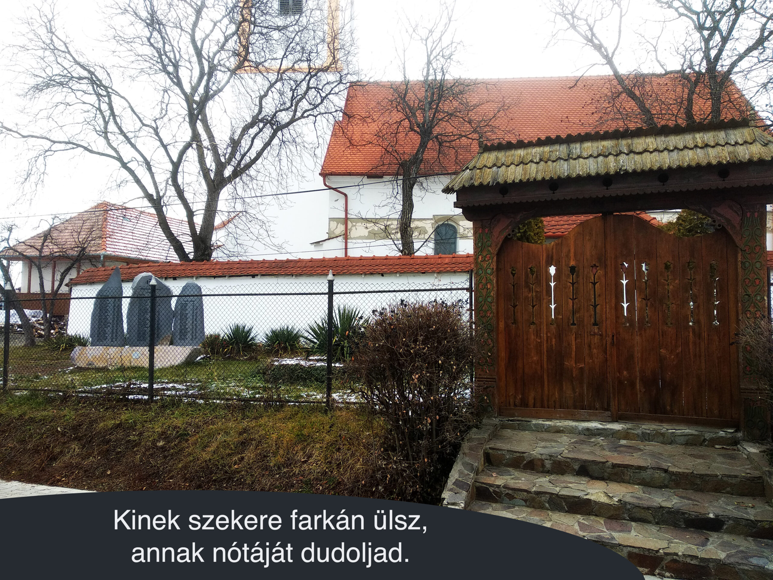 Kinek szekere farkán ülsz, annak nótáját dudoljad.