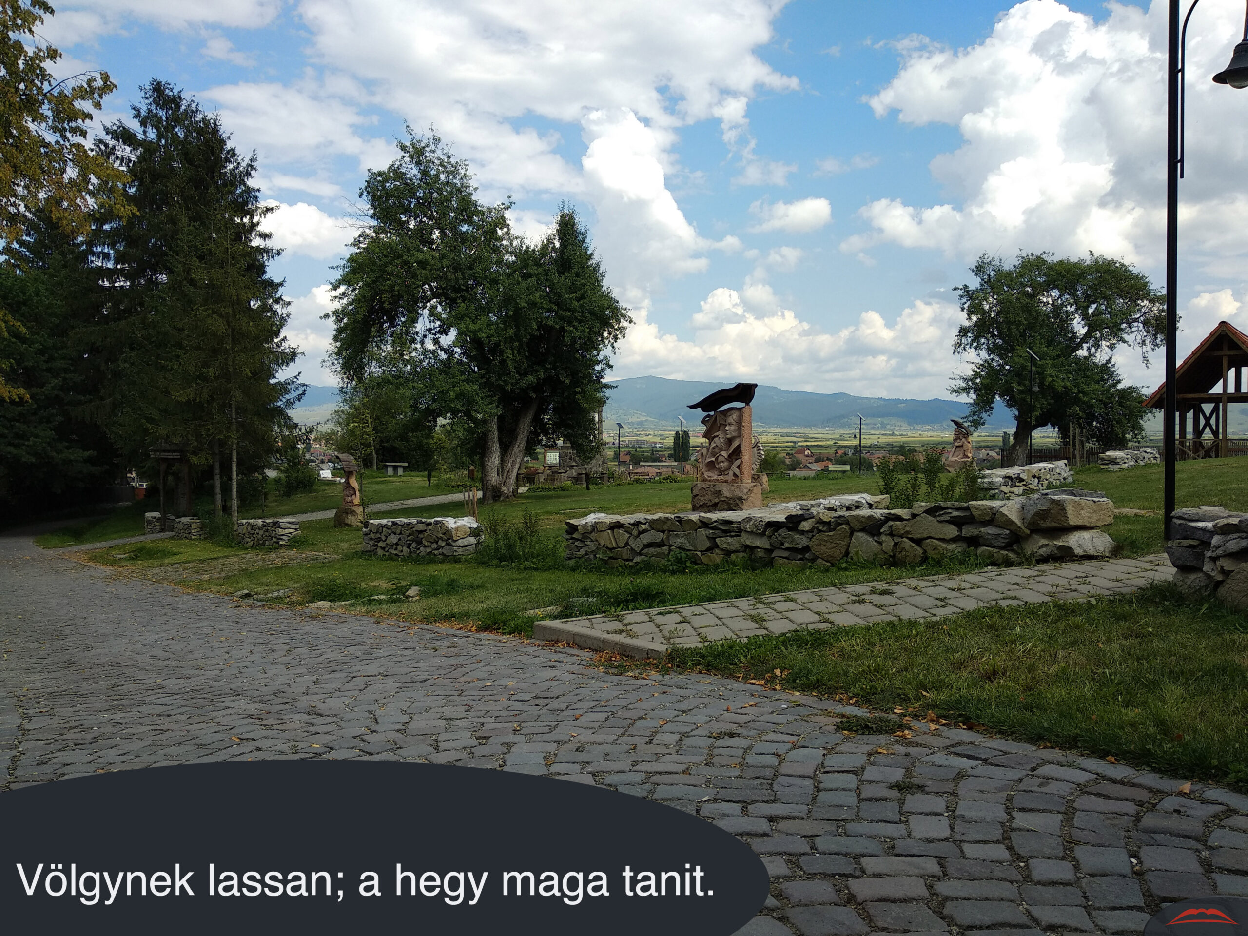 Völgynek lassan; a hegy maga tanit