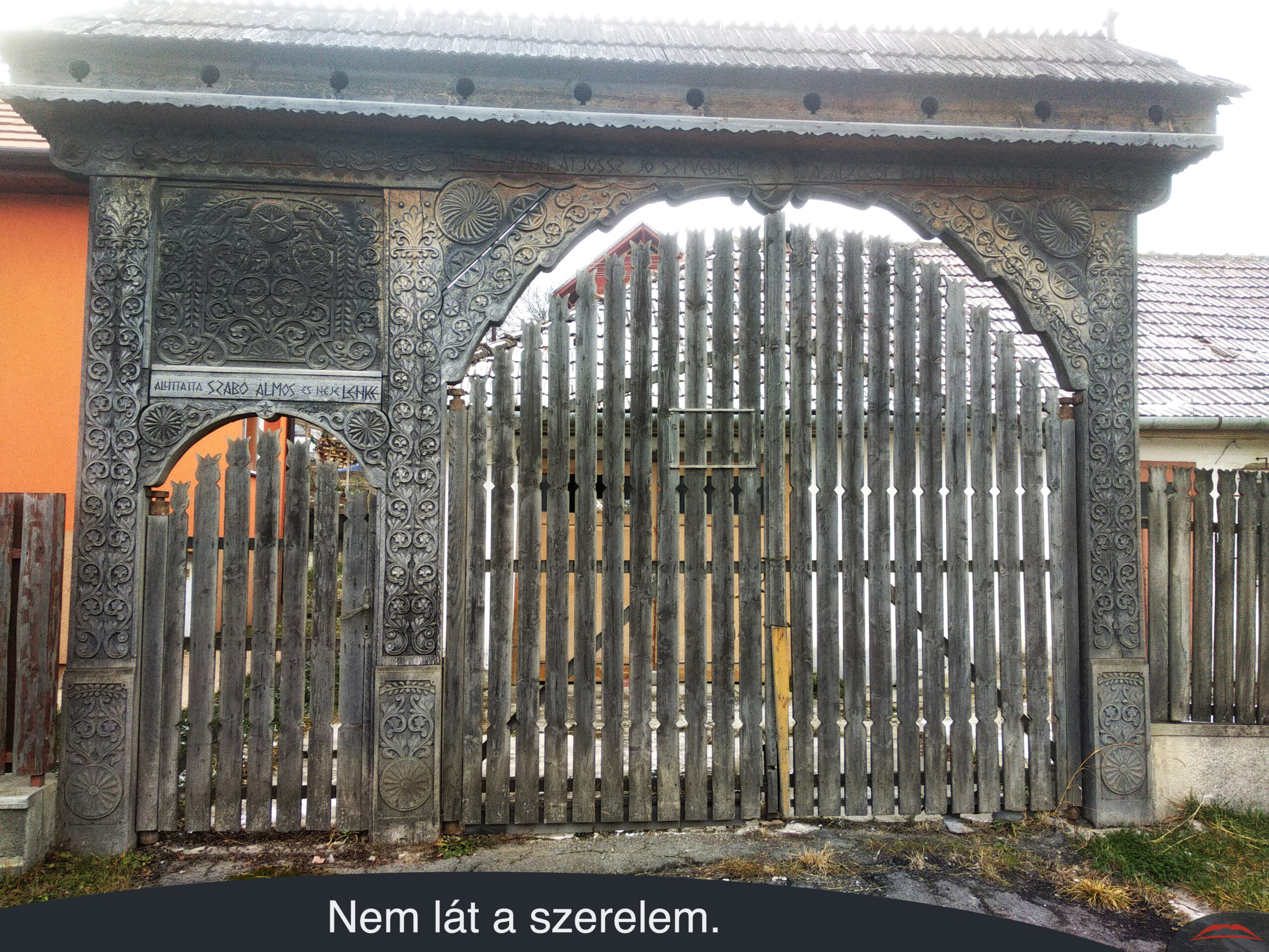 Nem lát a szerelem.