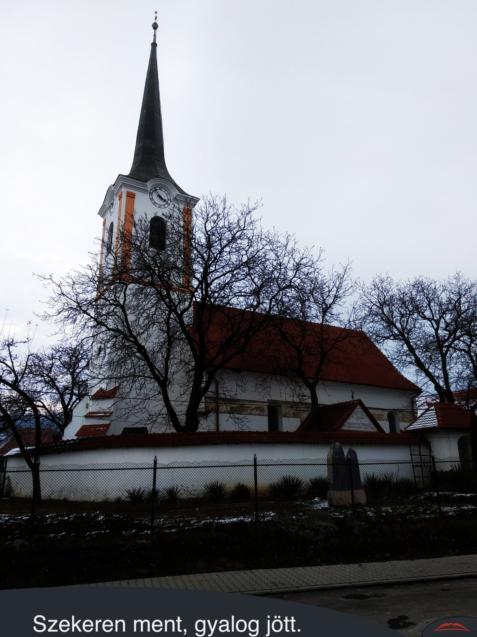 Szekeren ment, gyalog jött.