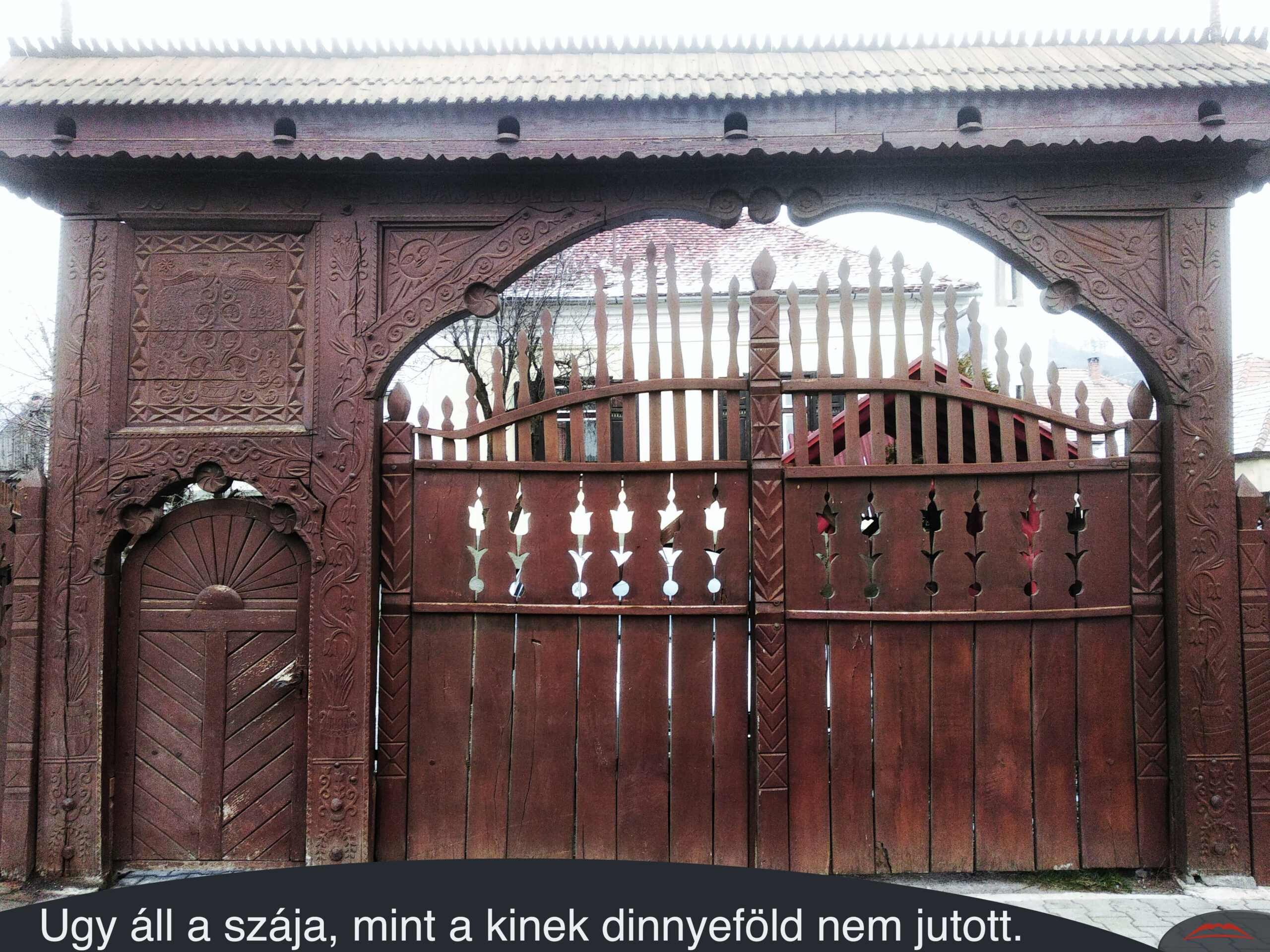 Ugy áll a szája, mint a kinek dinnyeföld nem jutott.