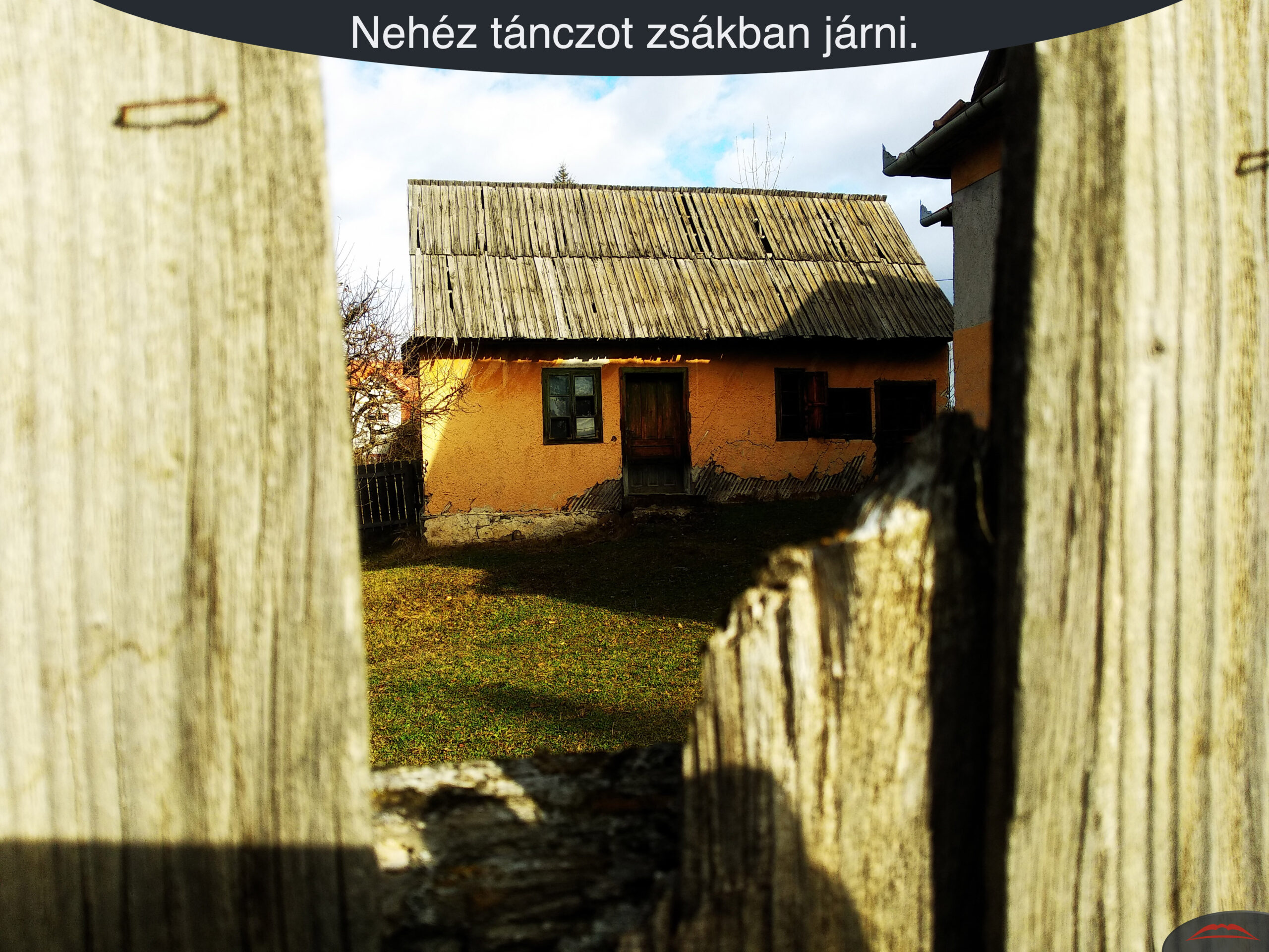 Nehéz tánczot zsákban járni.