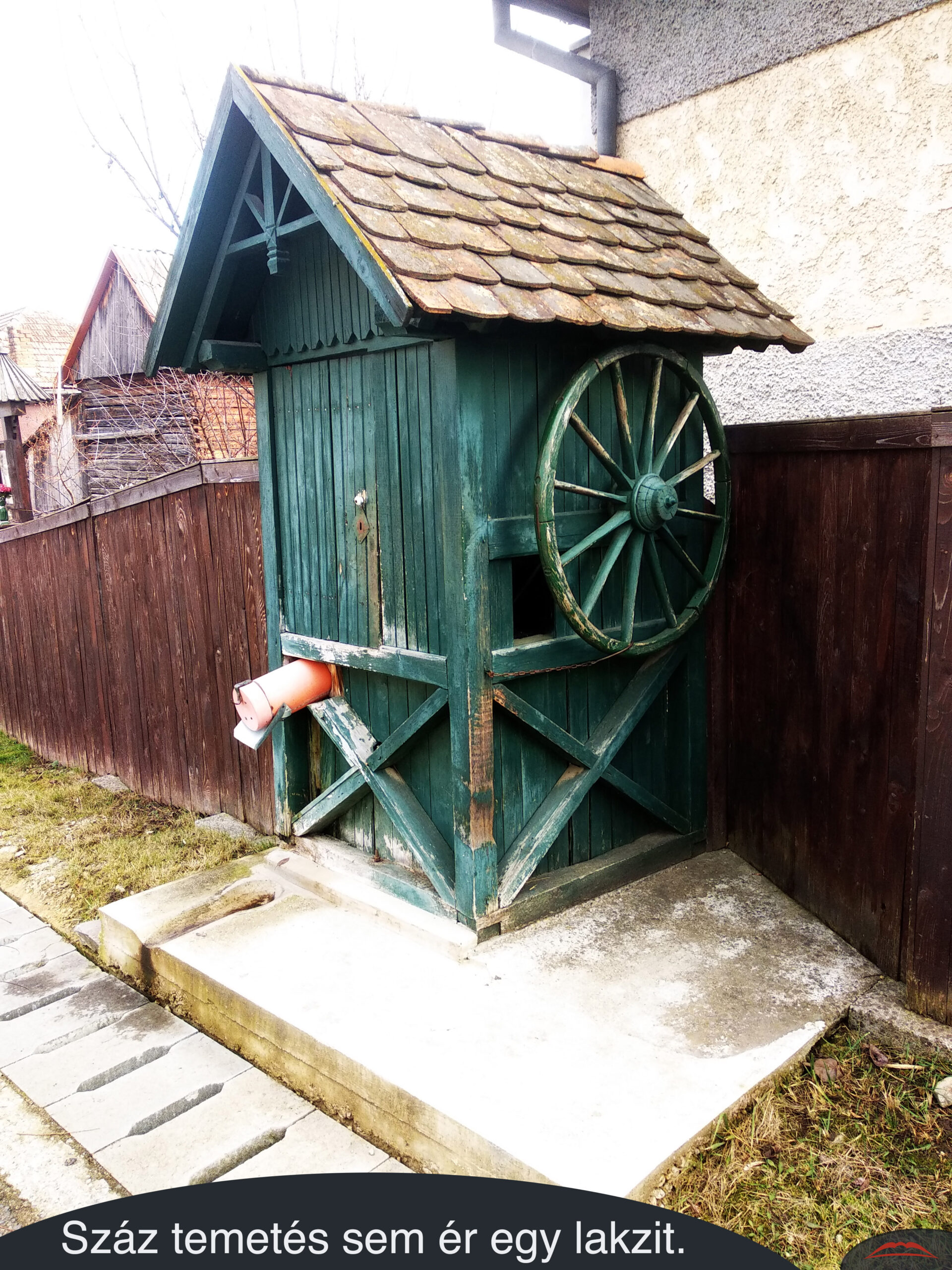 Száz temetés sem ér egy lakzit.