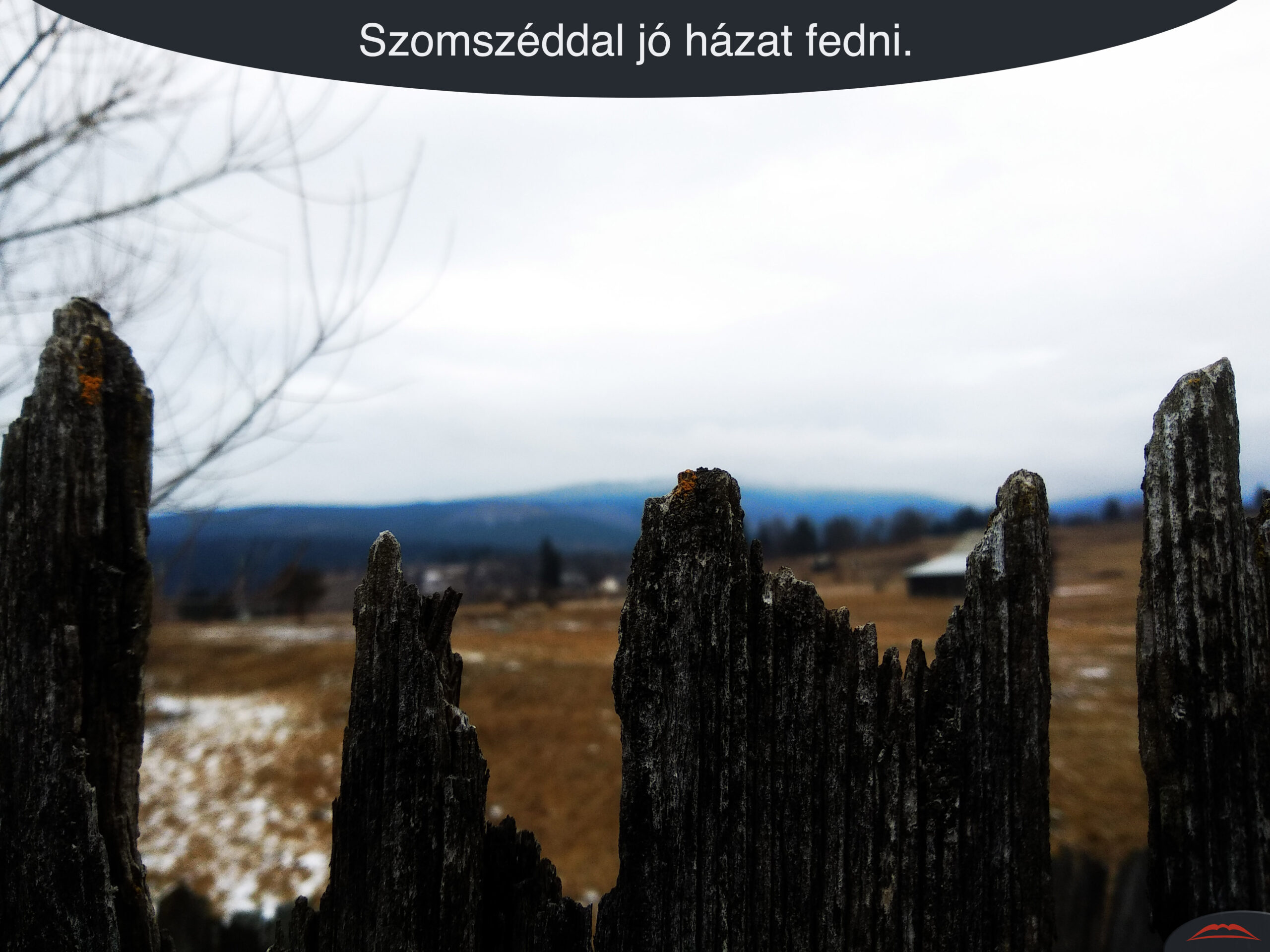 Szomszéddal jó házat fedni.