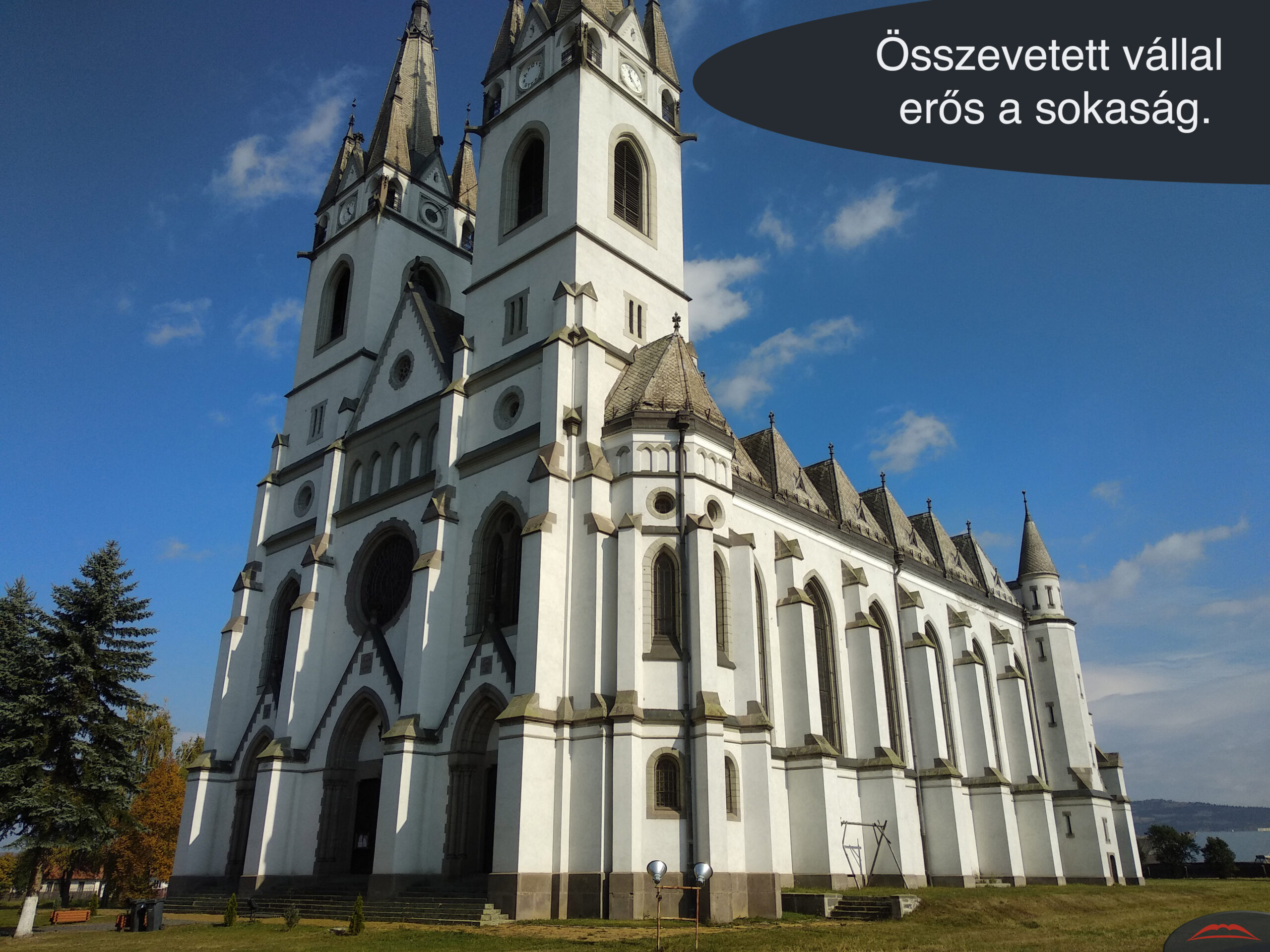 Összevetett vállal erős a sokaság.