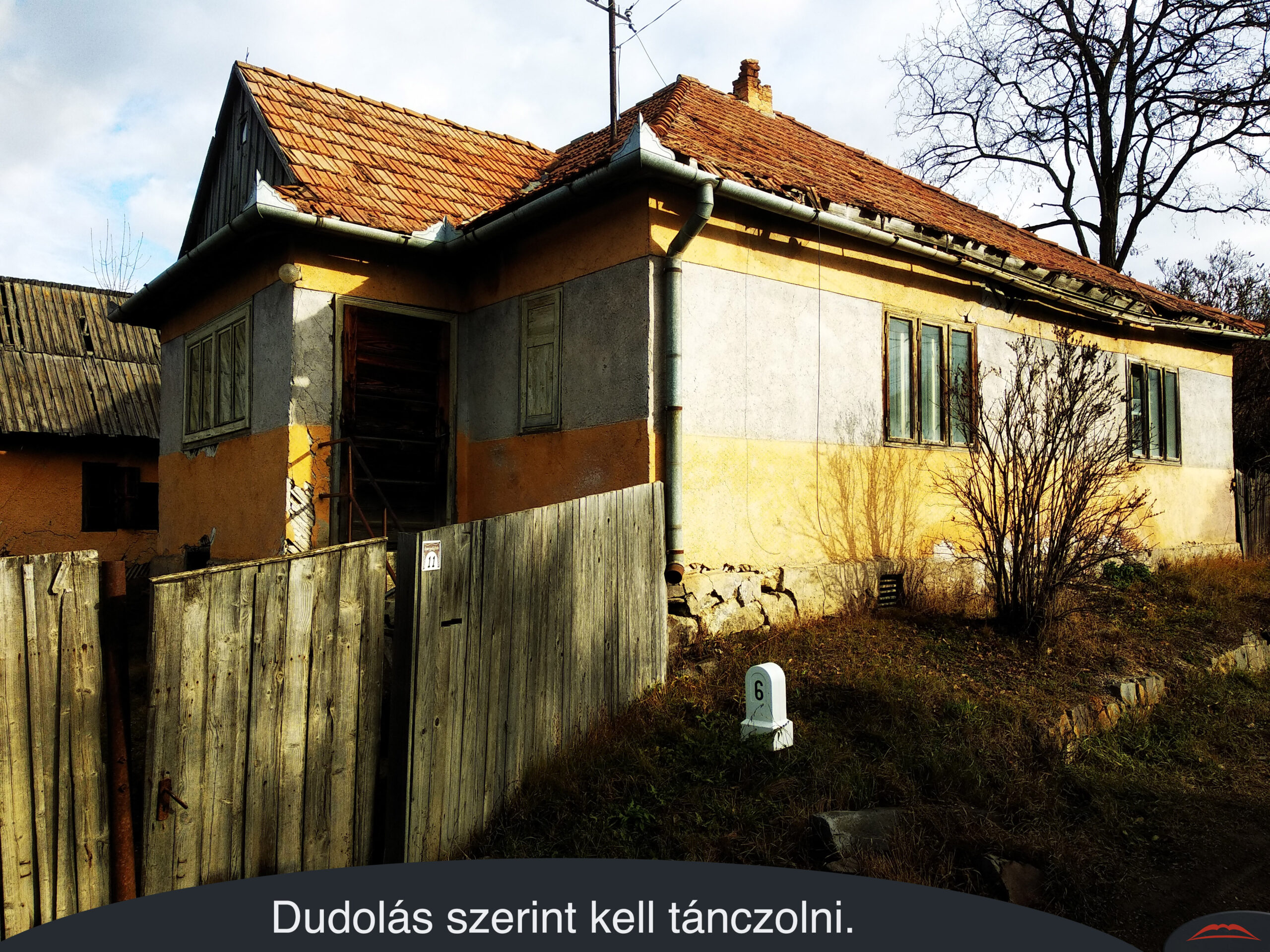 Dudolás szerint kell tánczolni.