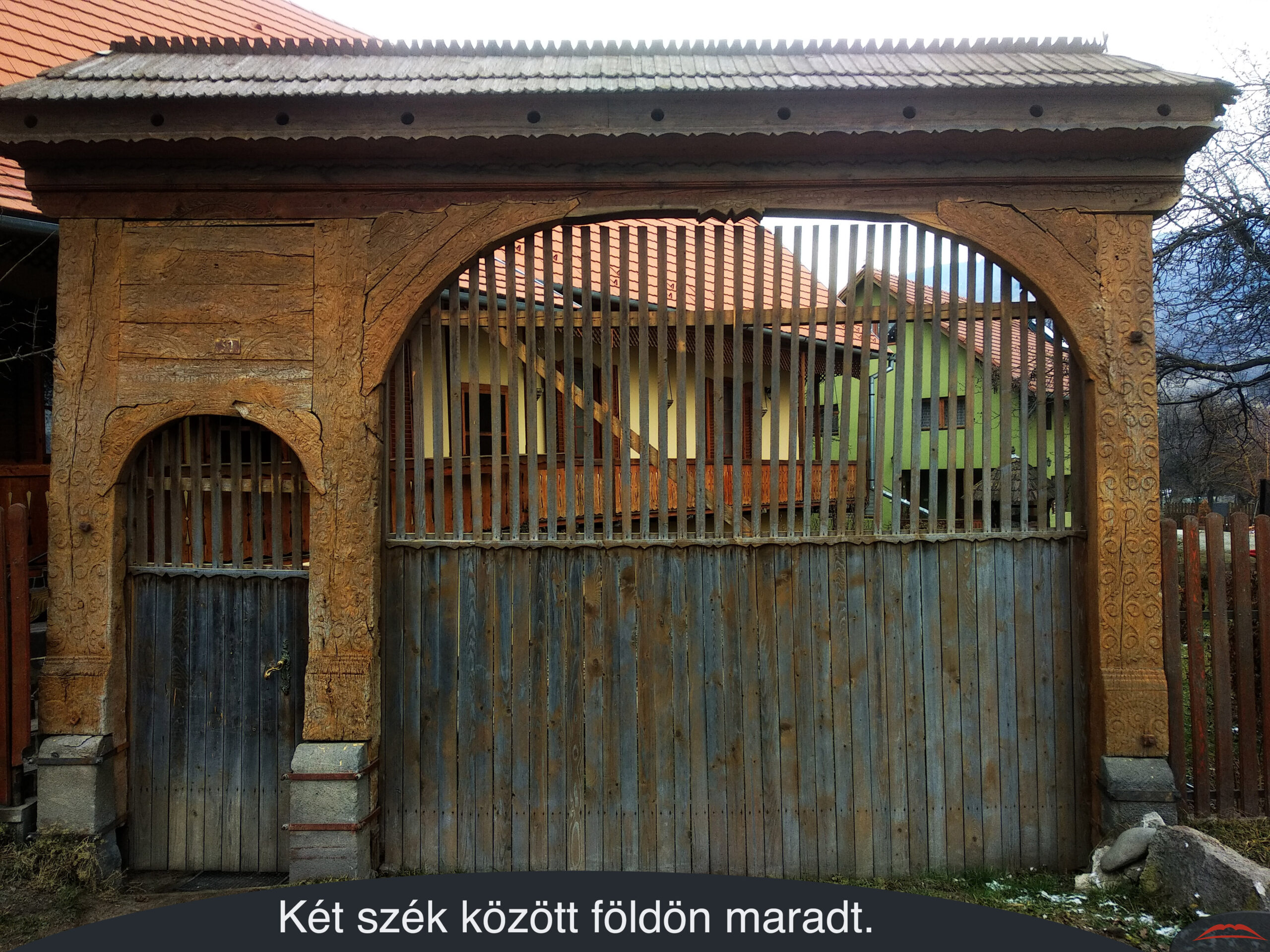 Két szék között földön maradt.