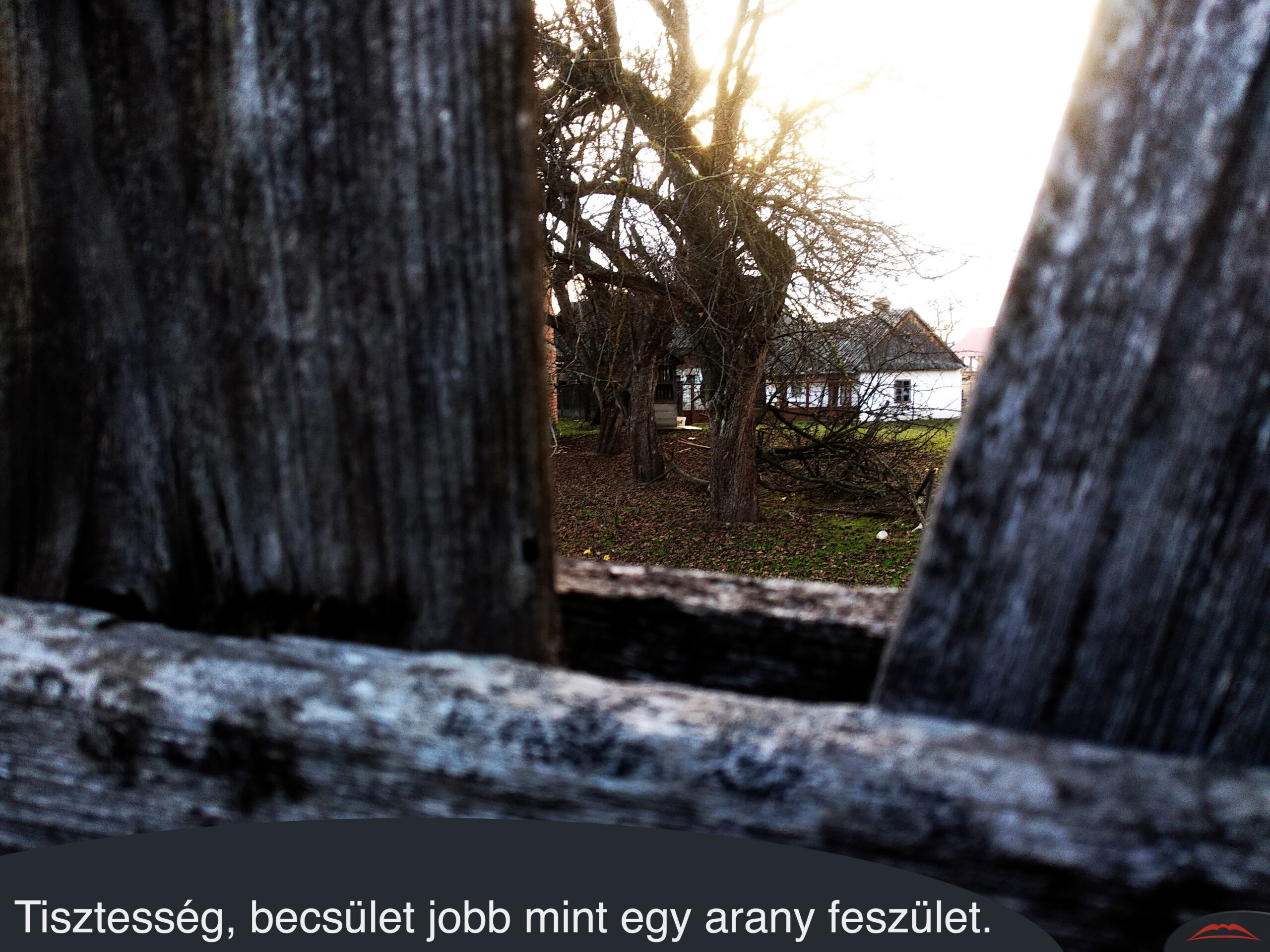 Tisztesség, becsület jobb mint egy arany feszület. 