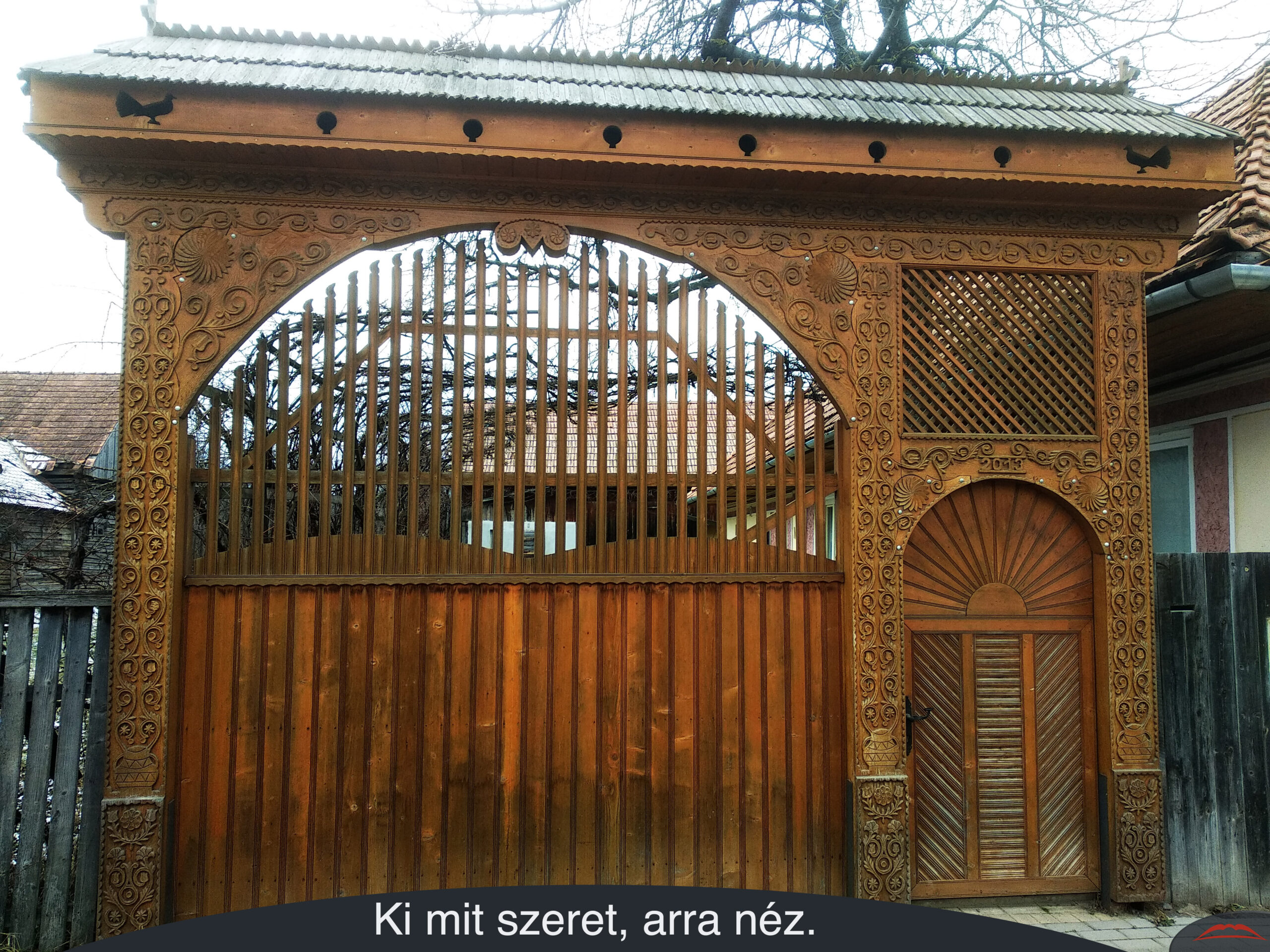 Ki mit szeret, arra néz.