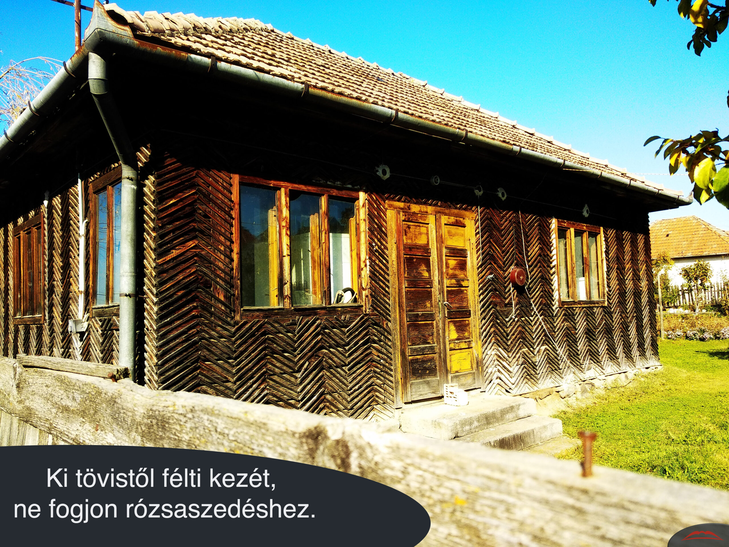 Ki tövistől félti kezét, ne fogjon rózsaszedéshez.