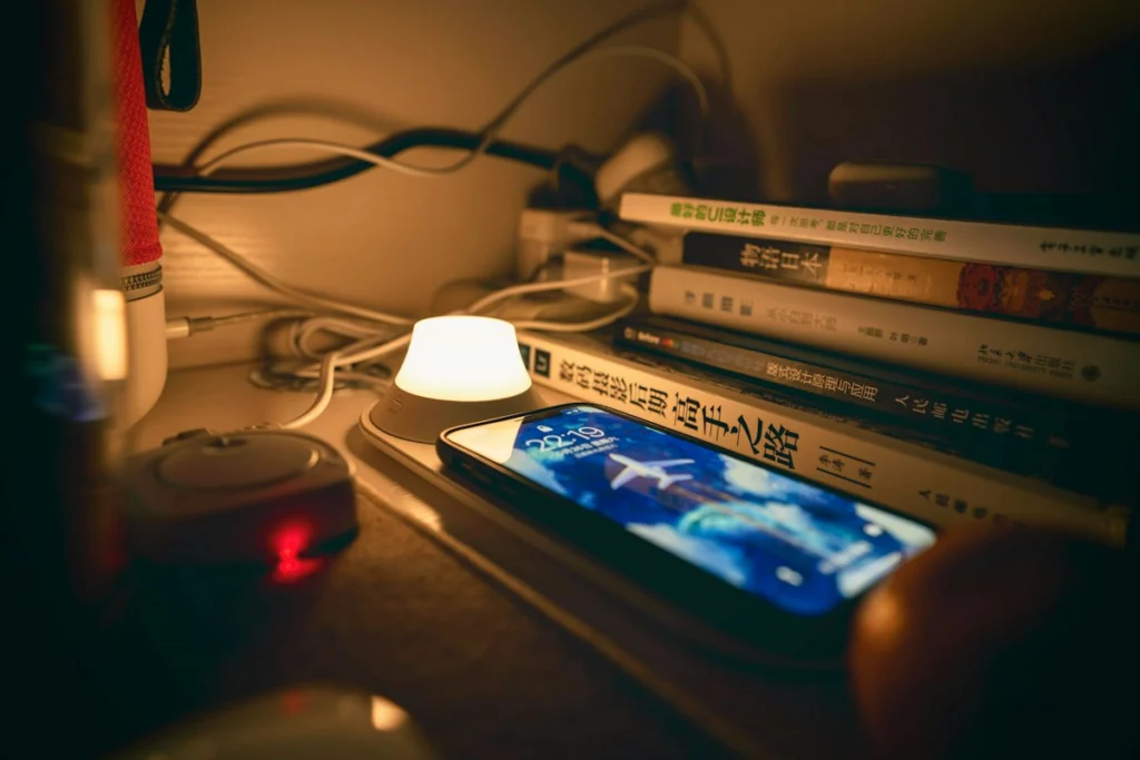 Miért lassul le a telefonod éjszaka?
